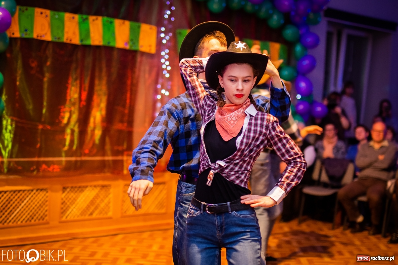 Zdjęcie w galerii na portalu naszraciborz.pl: Andrzejkowy zawrót głowy w MDK wiadomości z regionu