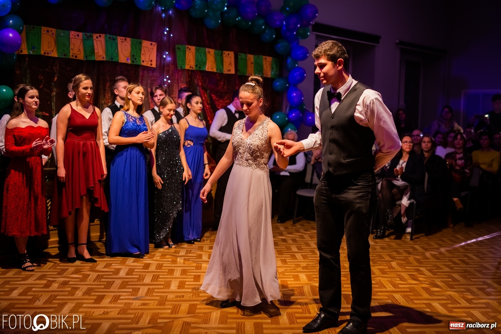 Zdjęcie w galerii na portalu naszraciborz.pl: Andrzejkowy zawrót głowy w MDK wiadomości z regionu