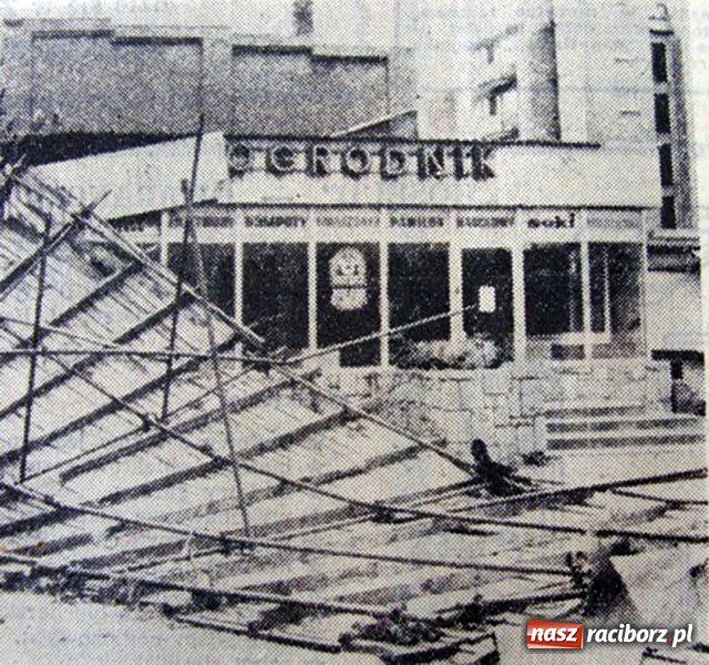 Zdjęcie w galerii na portalu naszraciborz.pl: Trąba powietrzna nad Raciborzem. Na rondo wir przyniósł… duże topole wiadomości z regionu