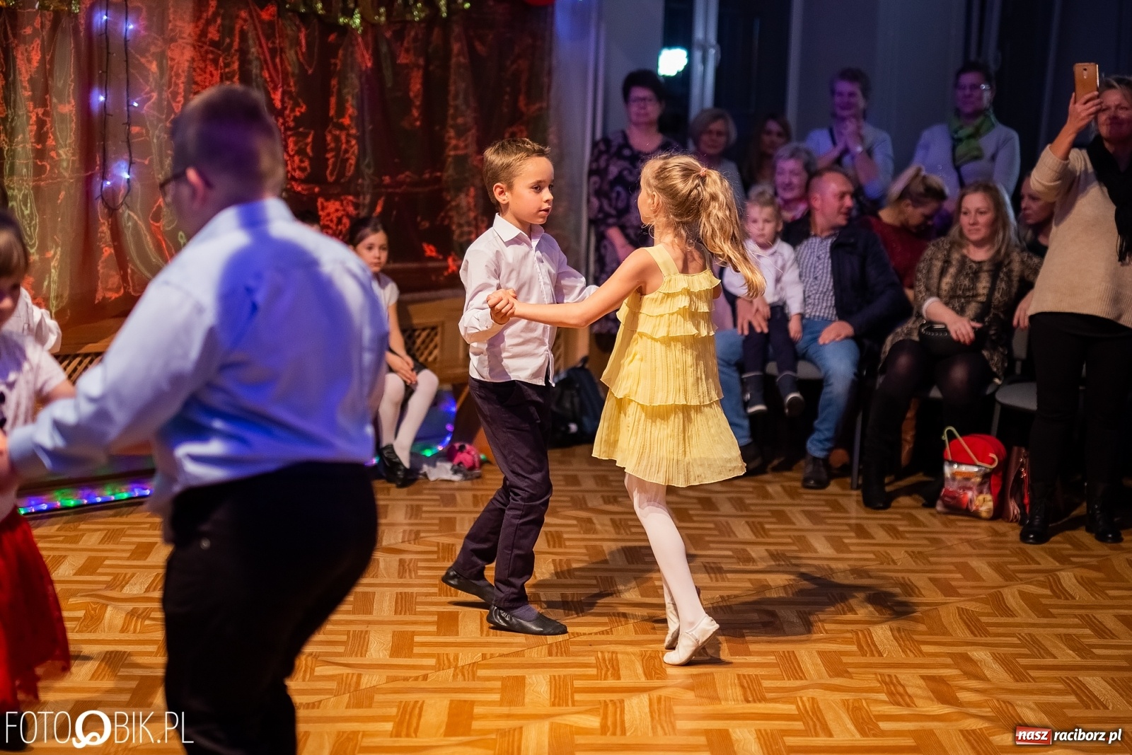 Zdjęcie w galerii na portalu naszraciborz.pl: Jesienne tańczenie na rozkręcenie w MDK wiadomości z regionu