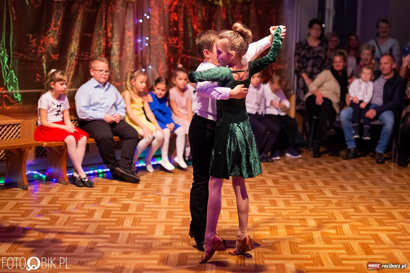 Zdjęcie w galerii na portalu naszraciborz.pl: Jesienne tańczenie na rozkręcenie w MDK wiadomości z regionu