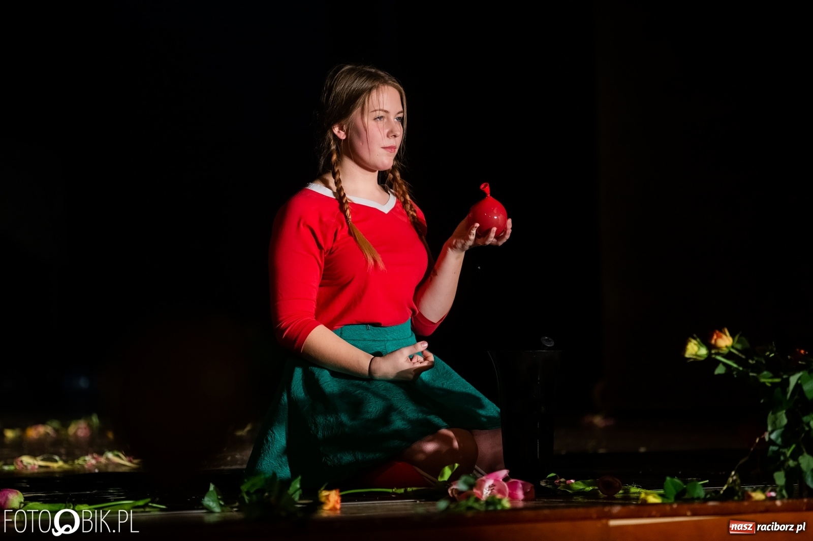 Zdjęcie w galerii na portalu naszraciborz.pl: Grupa teatralna Melpomena wystąpiła na deskach RCK wiadomości z regionu