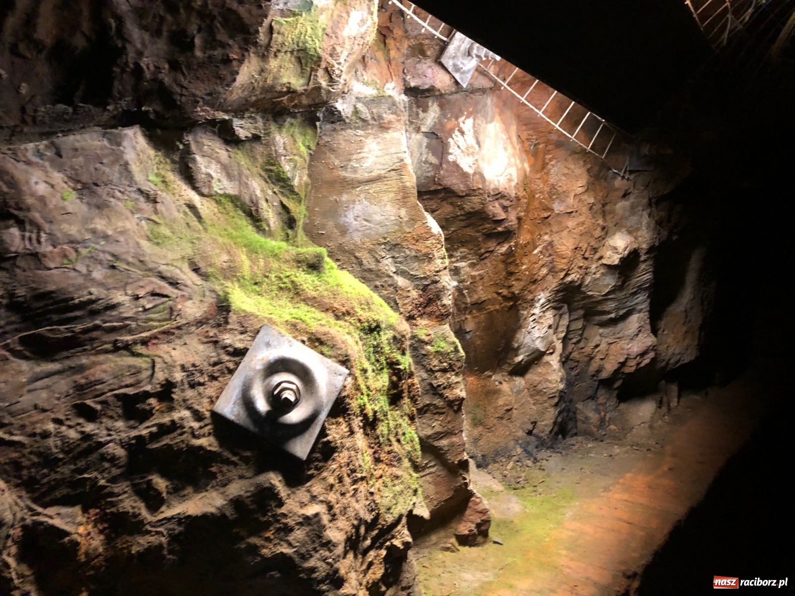 Zdjęcie w galerii na portalu naszraciborz.pl: Uczniowie ZSS zjechali głęboko pod ziemię na zakończenie ważnego projektu  wiadomości z regionu