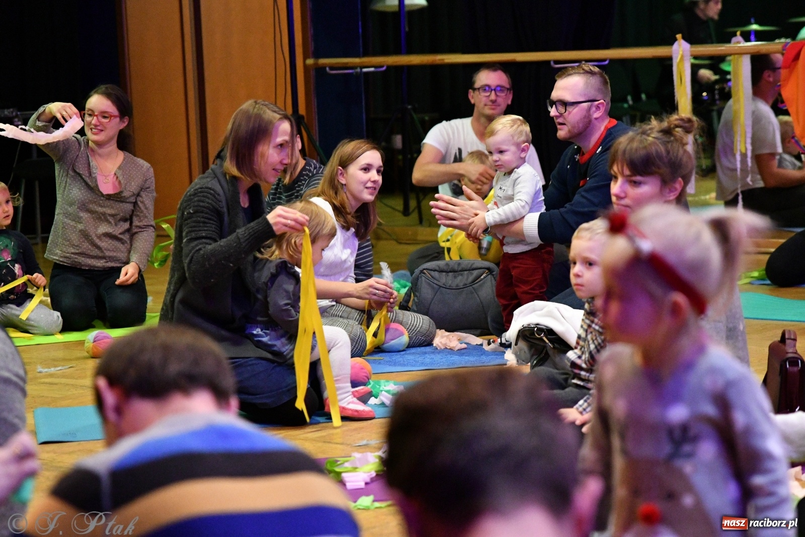 Zdjęcie w galerii na portalu naszraciborz.pl: Zabawy z bałwankiem Bembenkiem, czyli Maluchy w krainie dźwięku [FOTO] wiadomości z regionu