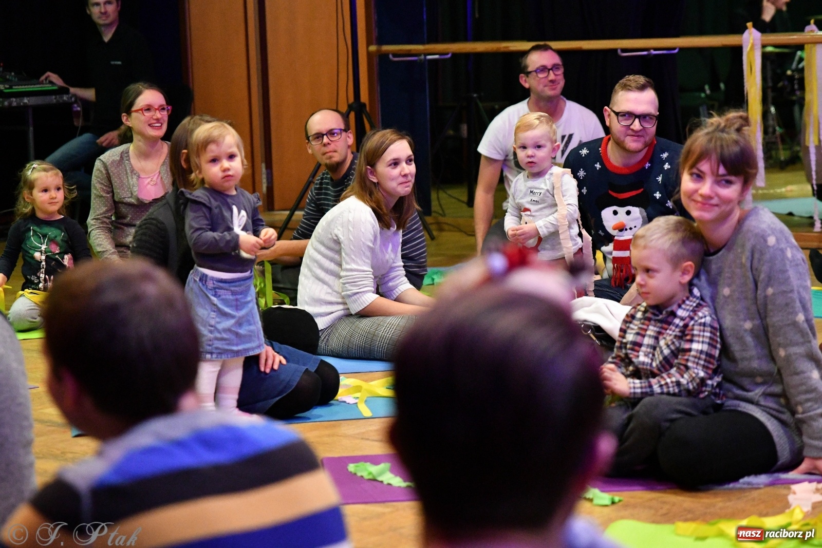 Zdjęcie w galerii na portalu naszraciborz.pl: Zabawy z bałwankiem Bembenkiem, czyli Maluchy w krainie dźwięku [FOTO] wiadomości z regionu