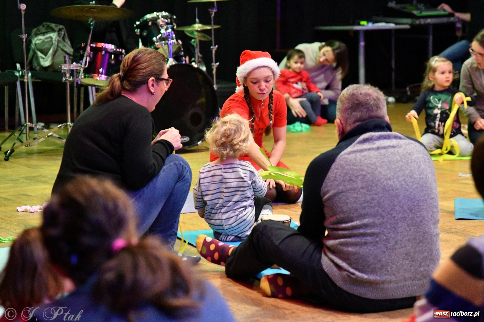Zdjęcie w galerii na portalu naszraciborz.pl: Zabawy z bałwankiem Bembenkiem, czyli Maluchy w krainie dźwięku [FOTO] wiadomości z regionu