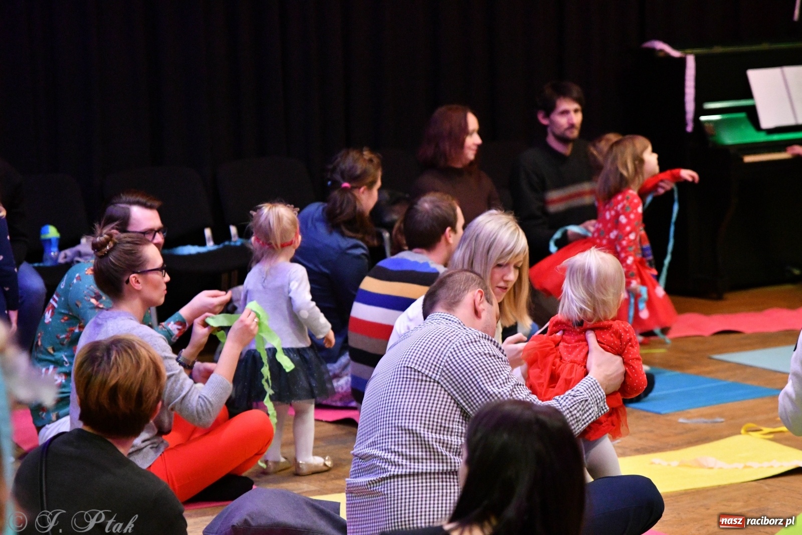Zdjęcie w galerii na portalu naszraciborz.pl: Zabawy z bałwankiem Bembenkiem, czyli Maluchy w krainie dźwięku [FOTO] wiadomości z regionu