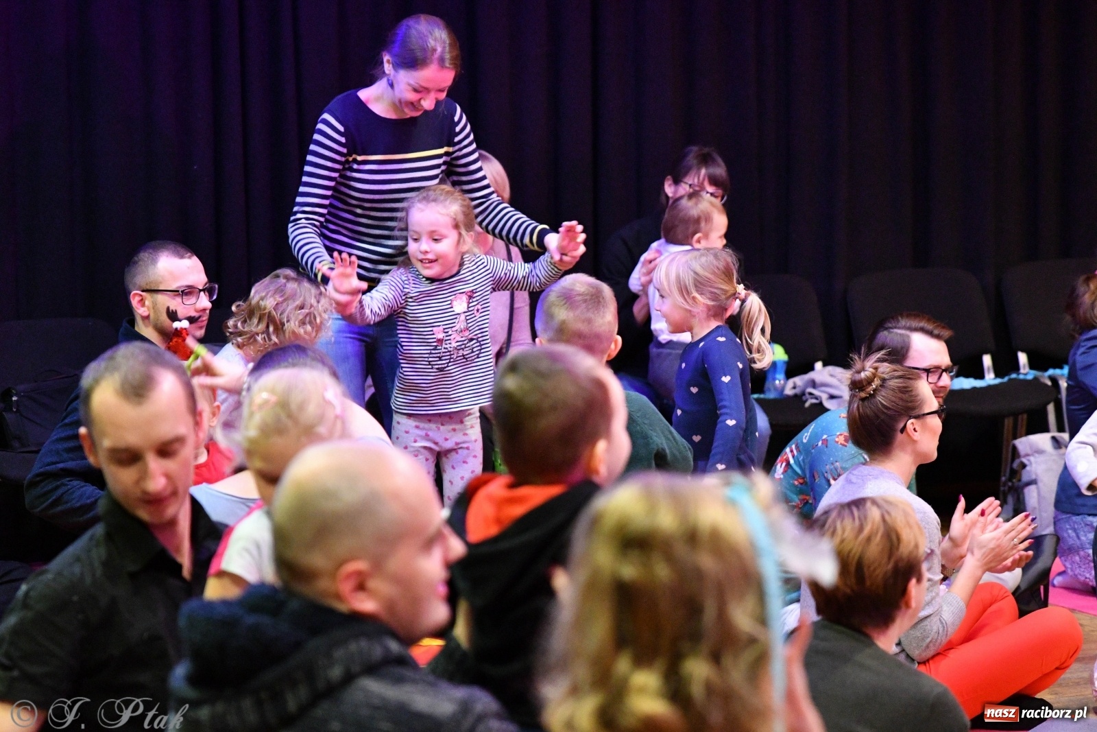 Zdjęcie w galerii na portalu naszraciborz.pl: Zabawy z bałwankiem Bembenkiem, czyli Maluchy w krainie dźwięku [FOTO] wiadomości z regionu