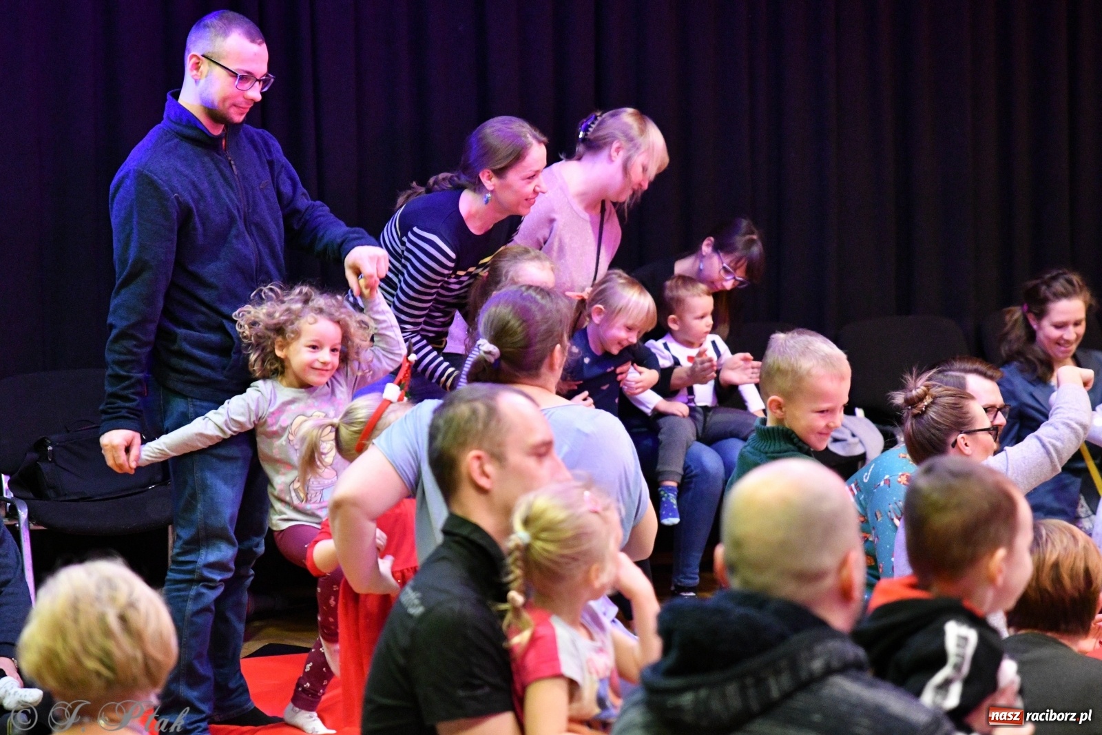 Zdjęcie w galerii na portalu naszraciborz.pl: Zabawy z bałwankiem Bembenkiem, czyli Maluchy w krainie dźwięku [FOTO] wiadomości z regionu