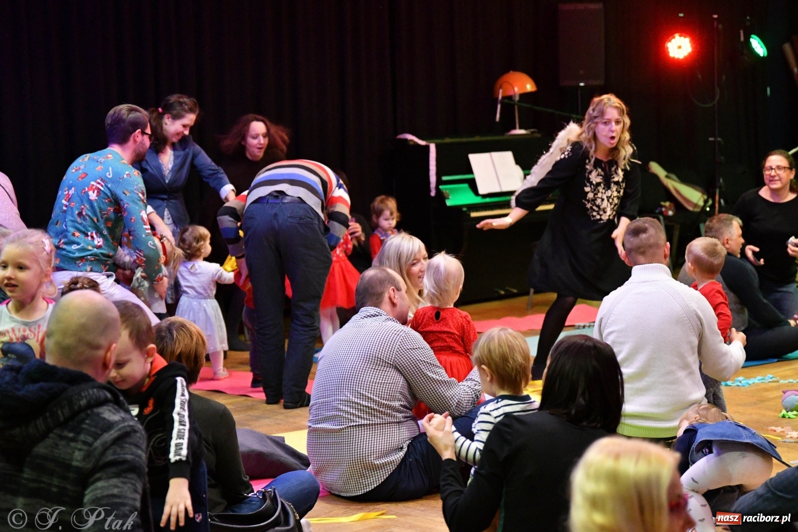 Zdjęcie w galerii na portalu naszraciborz.pl: Zabawy z bałwankiem Bembenkiem, czyli Maluchy w krainie dźwięku [FOTO] wiadomości z regionu