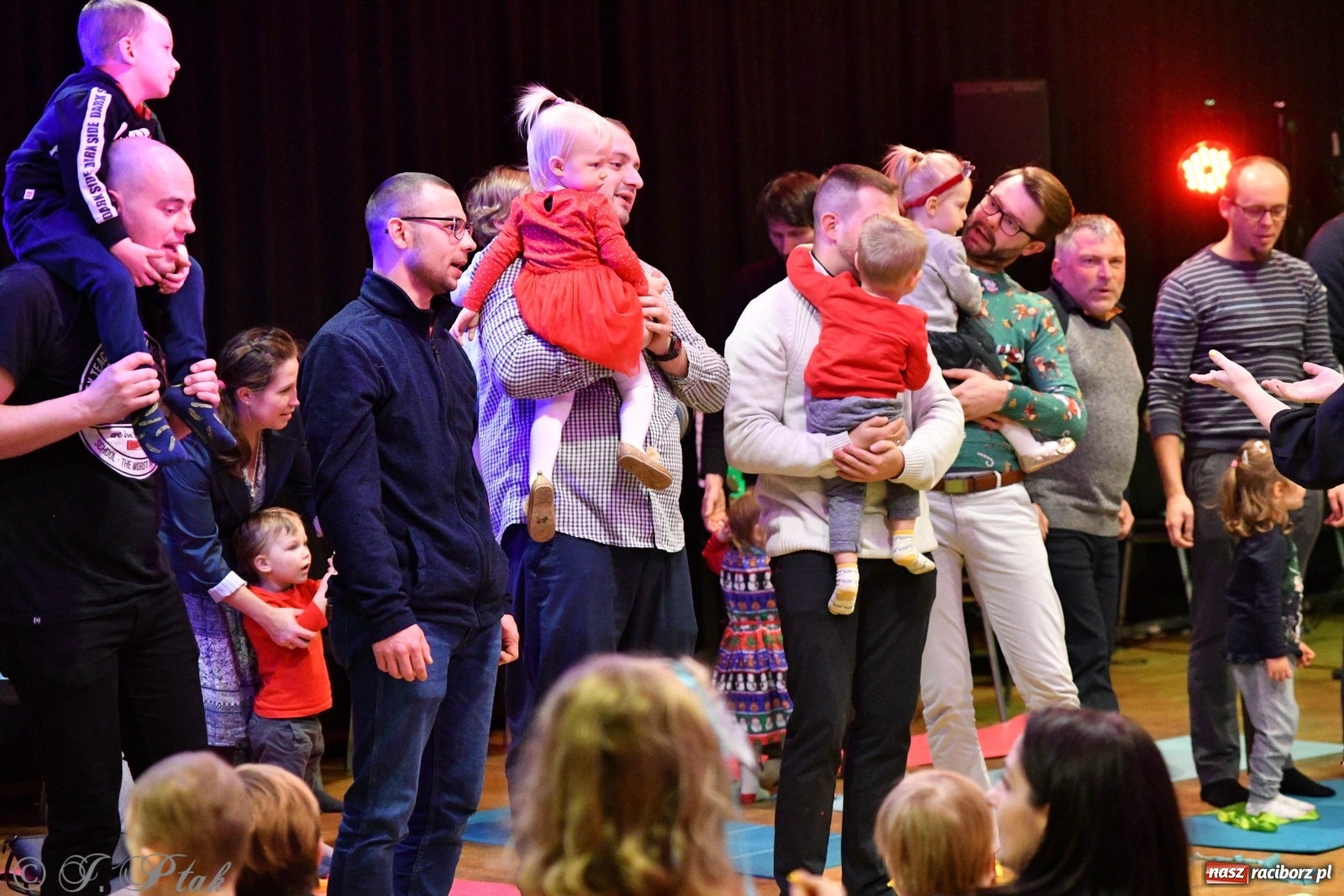 Zdjęcie w galerii na portalu naszraciborz.pl: Zabawy z bałwankiem Bembenkiem, czyli Maluchy w krainie dźwięku [FOTO] wiadomości z regionu