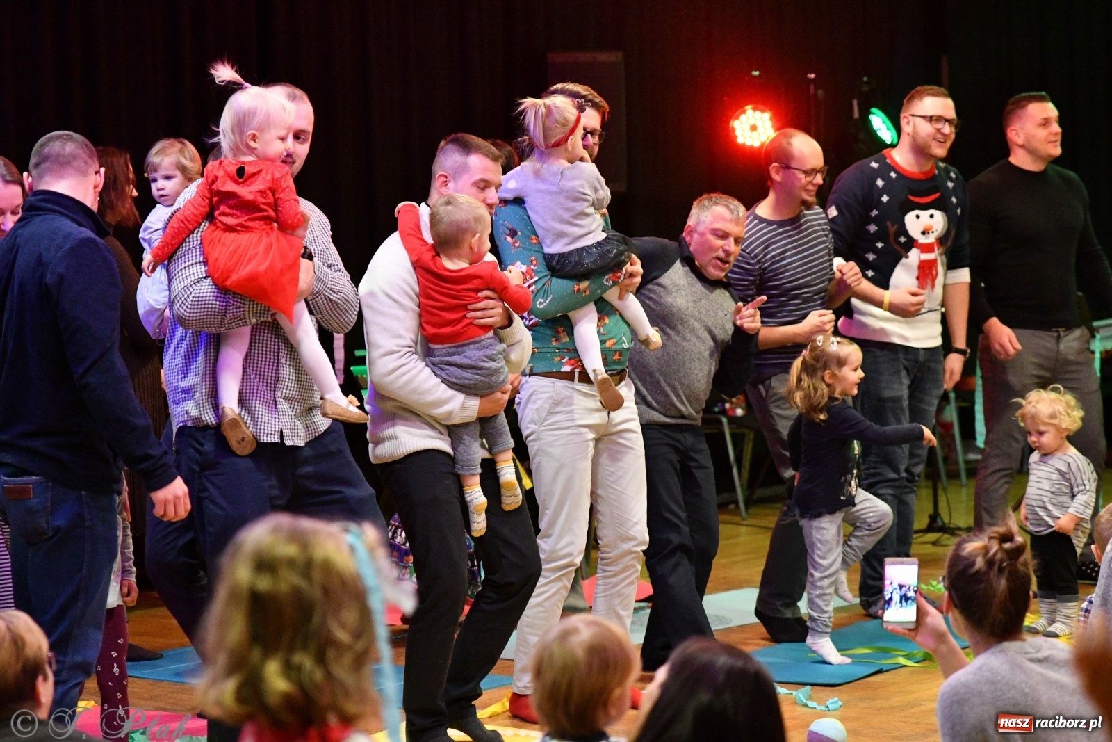 Zdjęcie w galerii na portalu naszraciborz.pl: Zabawy z bałwankiem Bembenkiem, czyli Maluchy w krainie dźwięku [FOTO] wiadomości z regionu