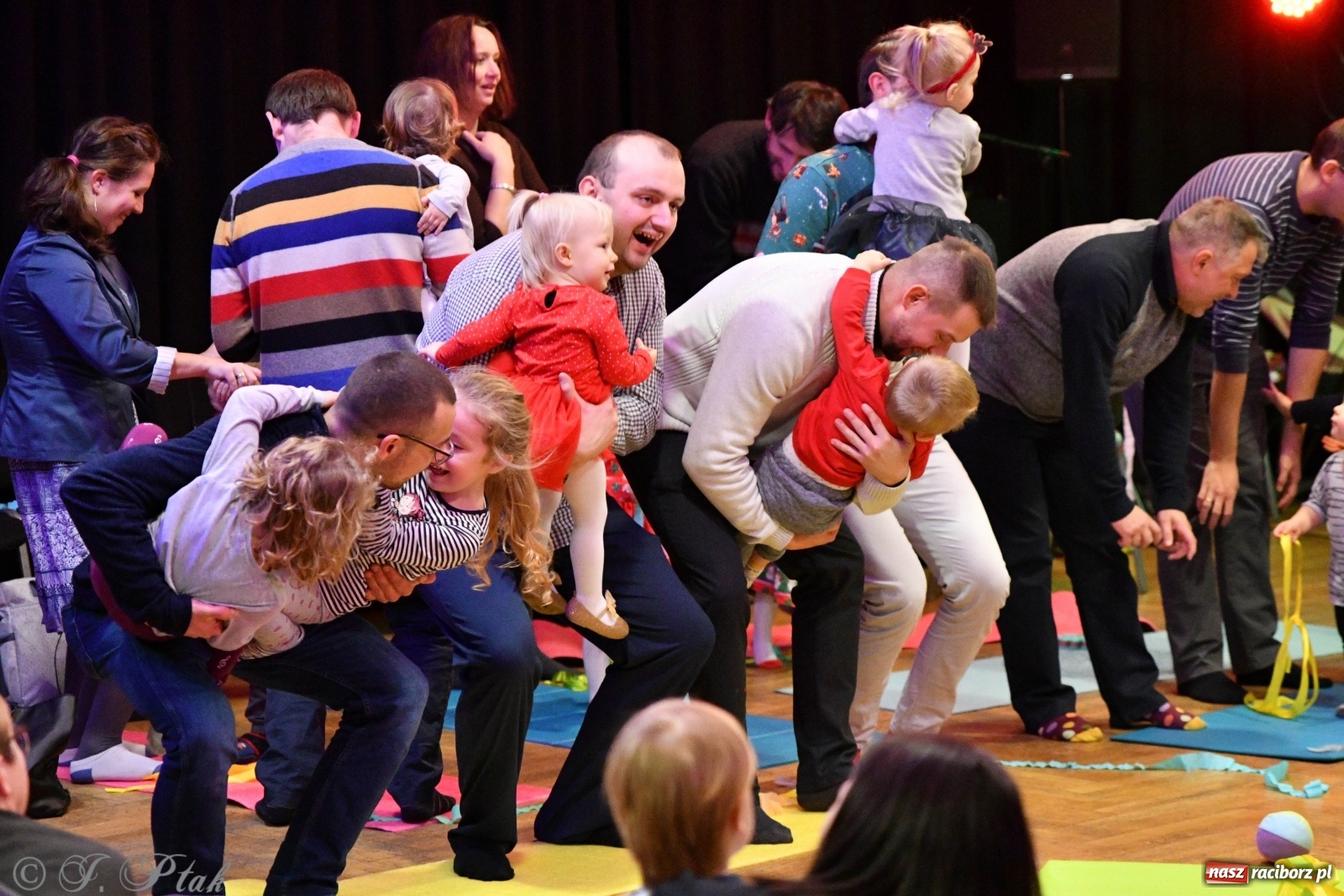 Zdjęcie w galerii na portalu naszraciborz.pl: Zabawy z bałwankiem Bembenkiem, czyli Maluchy w krainie dźwięku [FOTO] wiadomości z regionu
