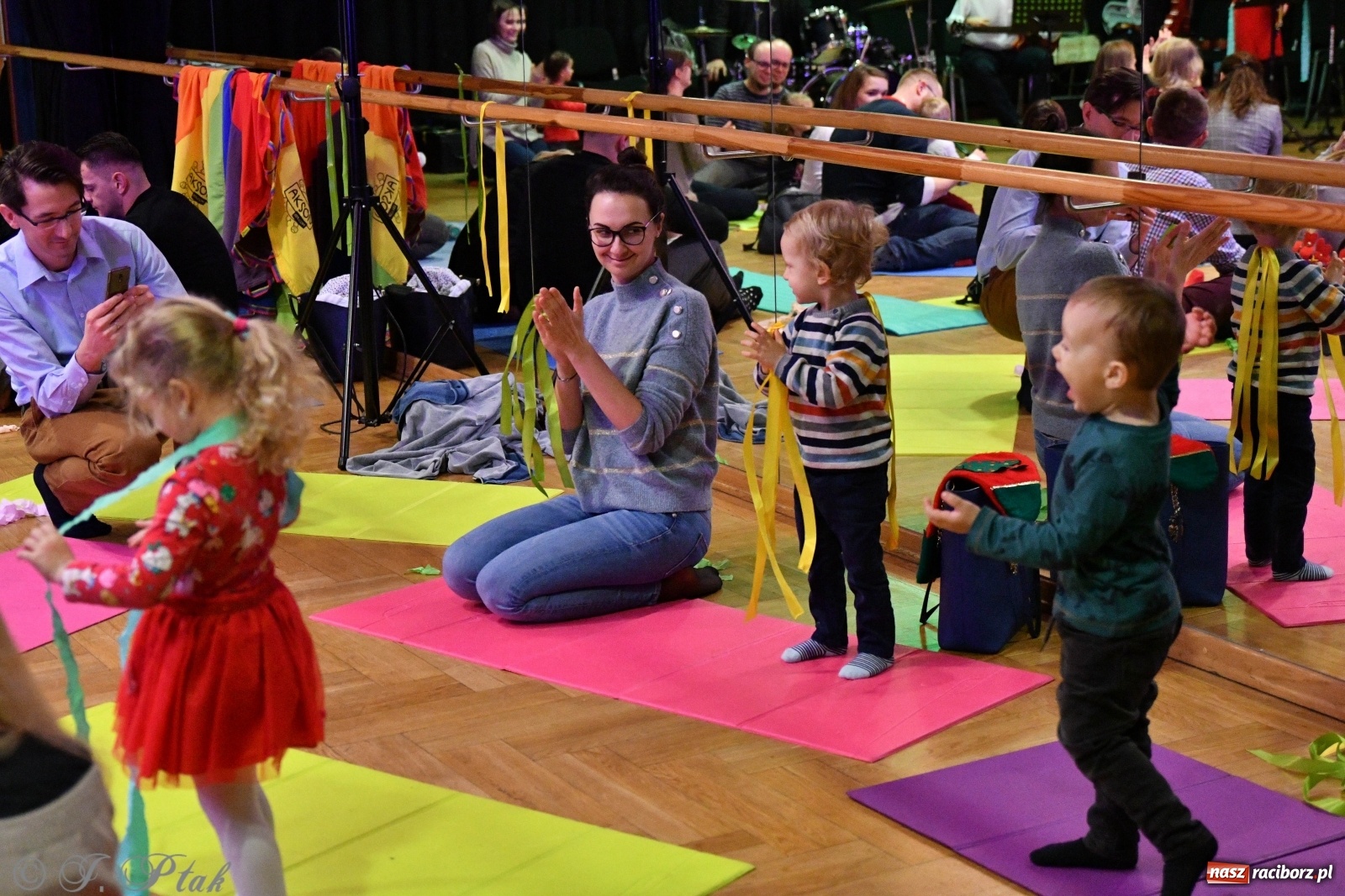 Zdjęcie w galerii na portalu naszraciborz.pl: Zabawy z bałwankiem Bembenkiem, czyli Maluchy w krainie dźwięku [FOTO] wiadomości z regionu