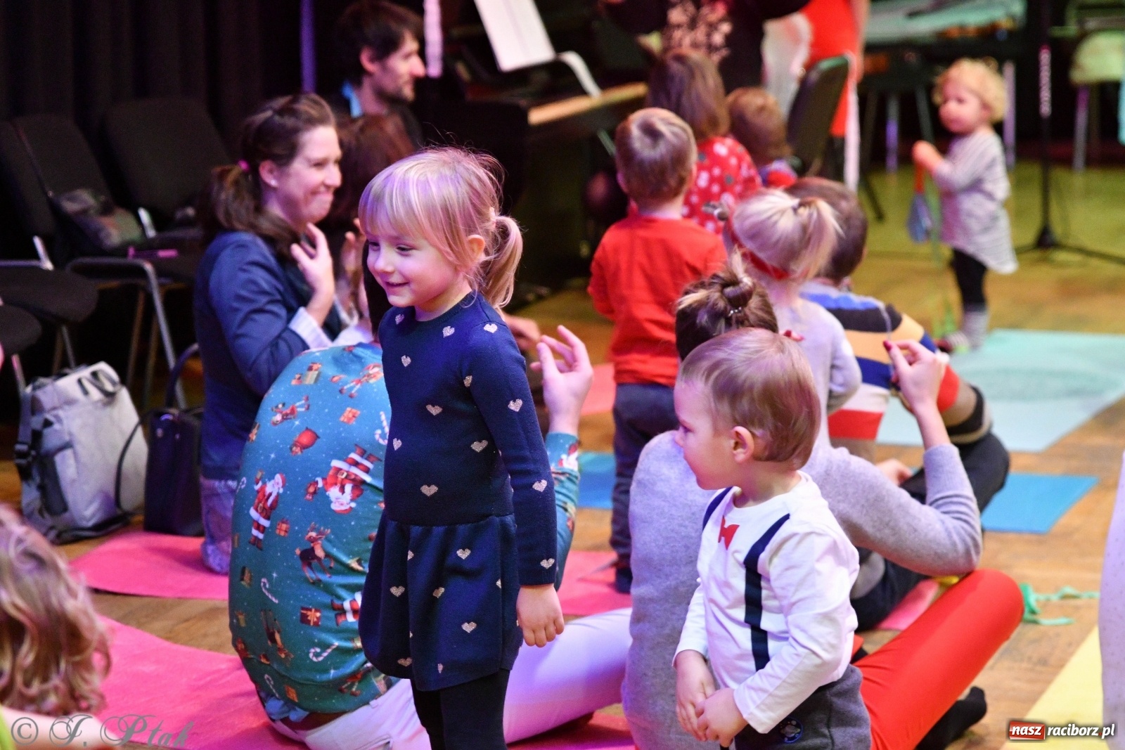 Zdjęcie w galerii na portalu naszraciborz.pl: Zabawy z bałwankiem Bembenkiem, czyli Maluchy w krainie dźwięku [FOTO] wiadomości z regionu