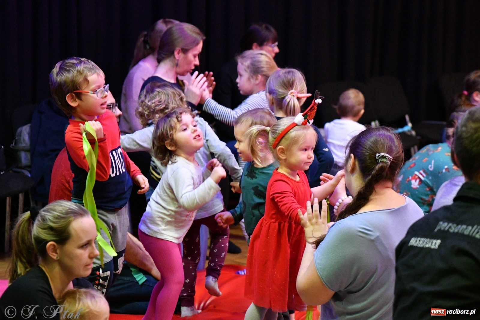 Zdjęcie w galerii na portalu naszraciborz.pl: Zabawy z bałwankiem Bembenkiem, czyli Maluchy w krainie dźwięku [FOTO] wiadomości z regionu