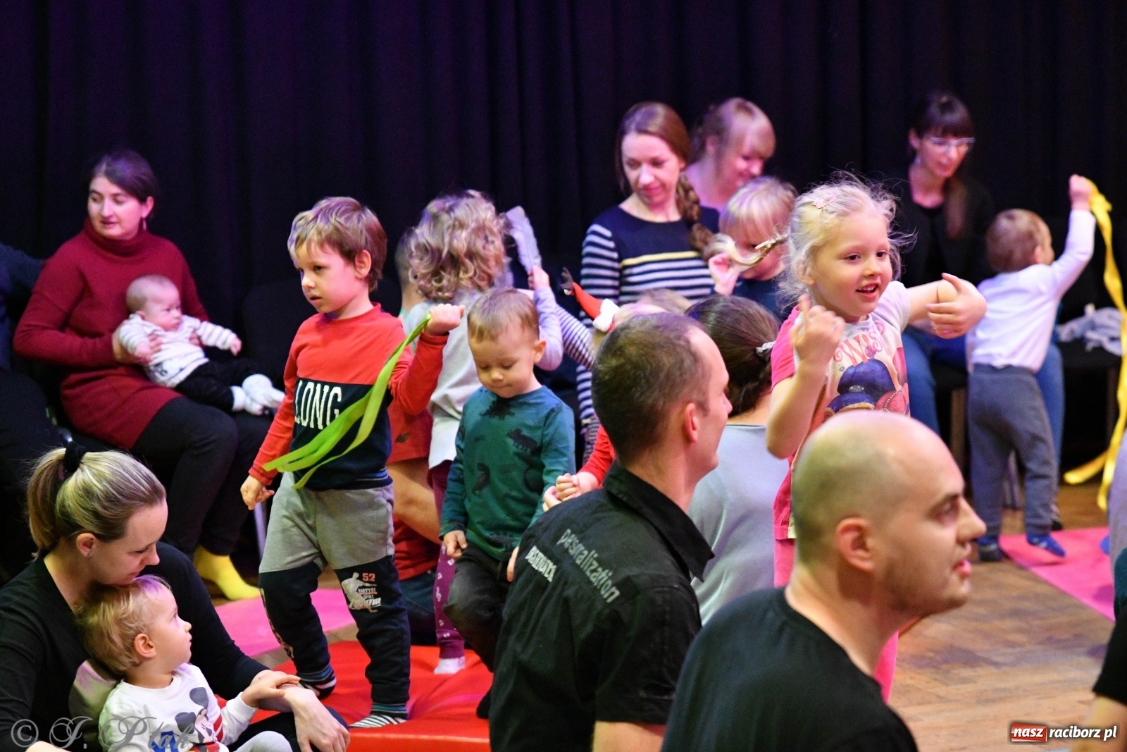 Zdjęcie w galerii na portalu naszraciborz.pl: Zabawy z bałwankiem Bembenkiem, czyli Maluchy w krainie dźwięku [FOTO] wiadomości z regionu