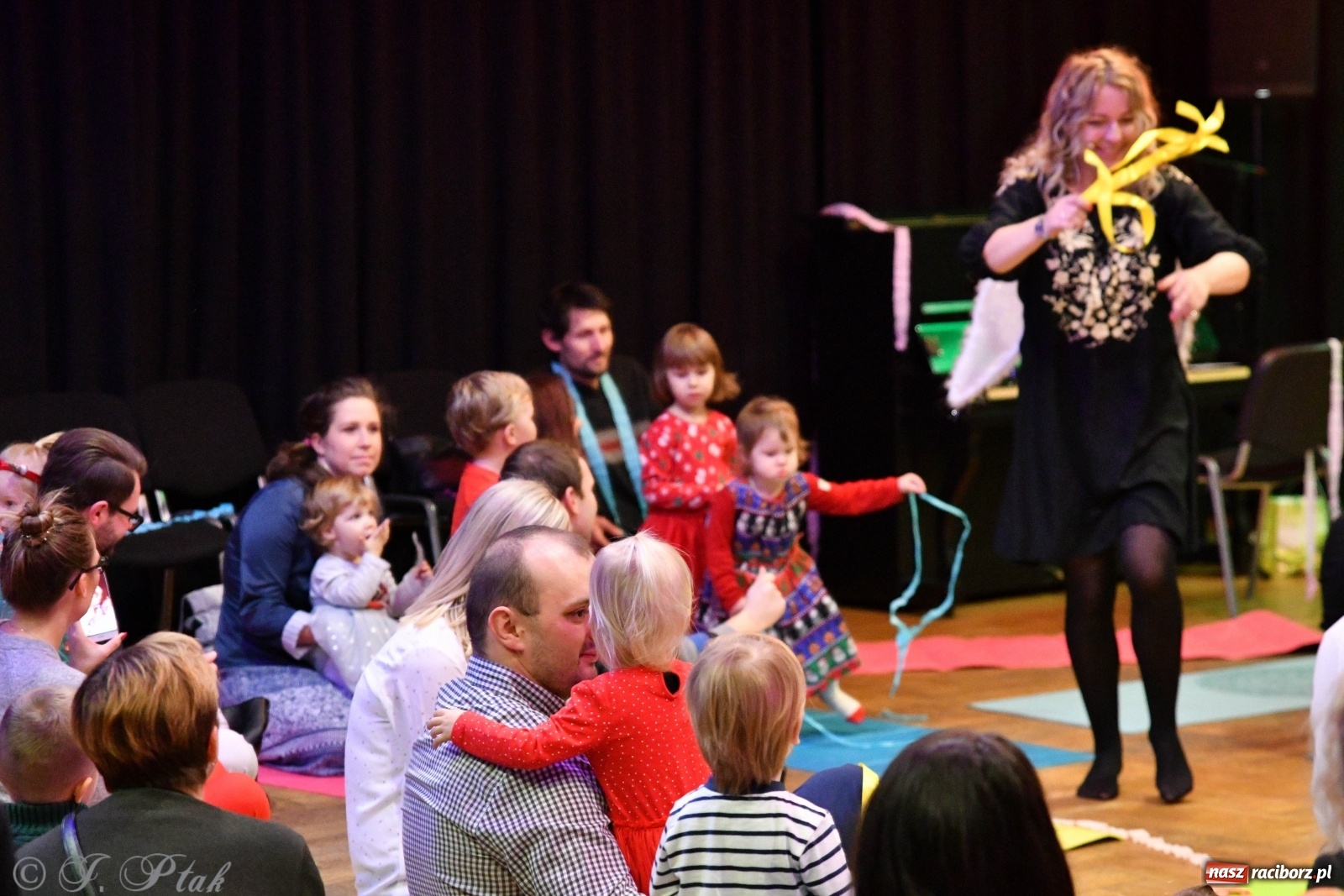 Zdjęcie w galerii na portalu naszraciborz.pl: Zabawy z bałwankiem Bembenkiem, czyli Maluchy w krainie dźwięku [FOTO] wiadomości z regionu