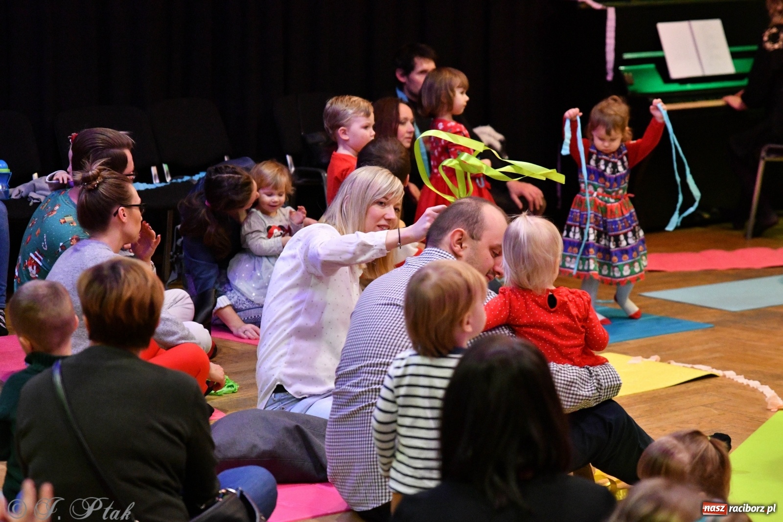 Zdjęcie w galerii na portalu naszraciborz.pl: Zabawy z bałwankiem Bembenkiem, czyli Maluchy w krainie dźwięku [FOTO] wiadomości z regionu