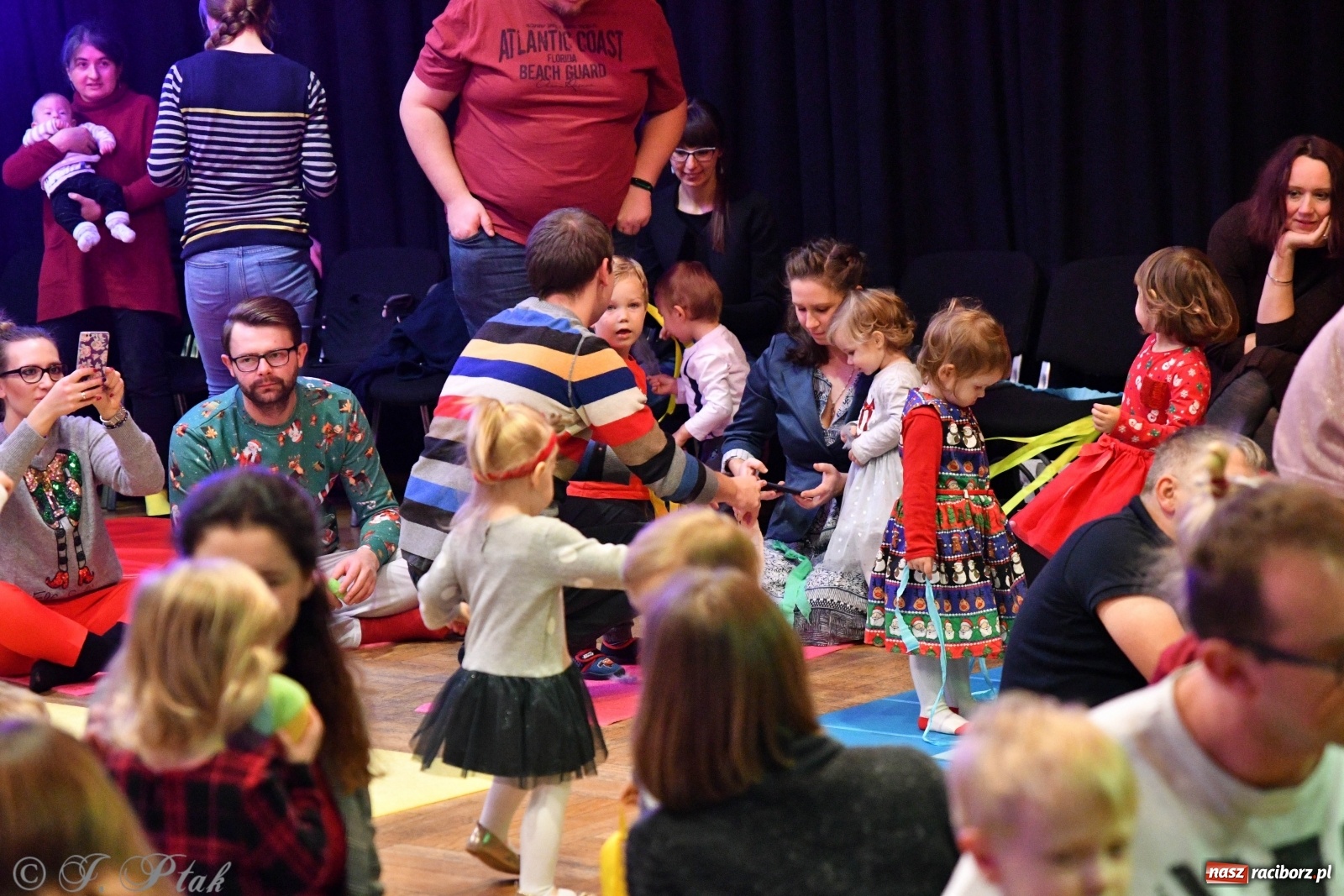 Zdjęcie w galerii na portalu naszraciborz.pl: Zabawy z bałwankiem Bembenkiem, czyli Maluchy w krainie dźwięku [FOTO] wiadomości z regionu