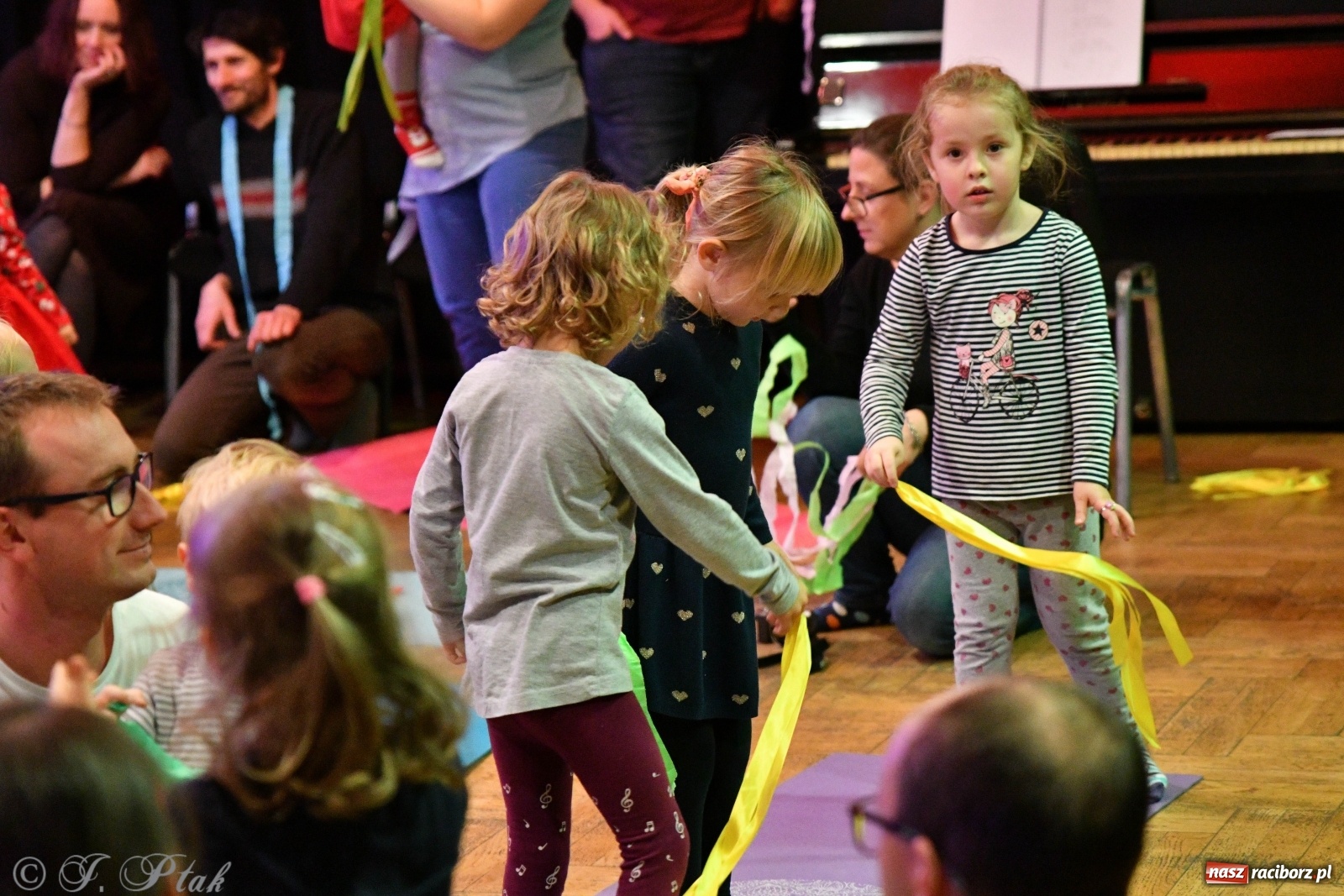 Zdjęcie w galerii na portalu naszraciborz.pl: Zabawy z bałwankiem Bembenkiem, czyli Maluchy w krainie dźwięku [FOTO] wiadomości z regionu