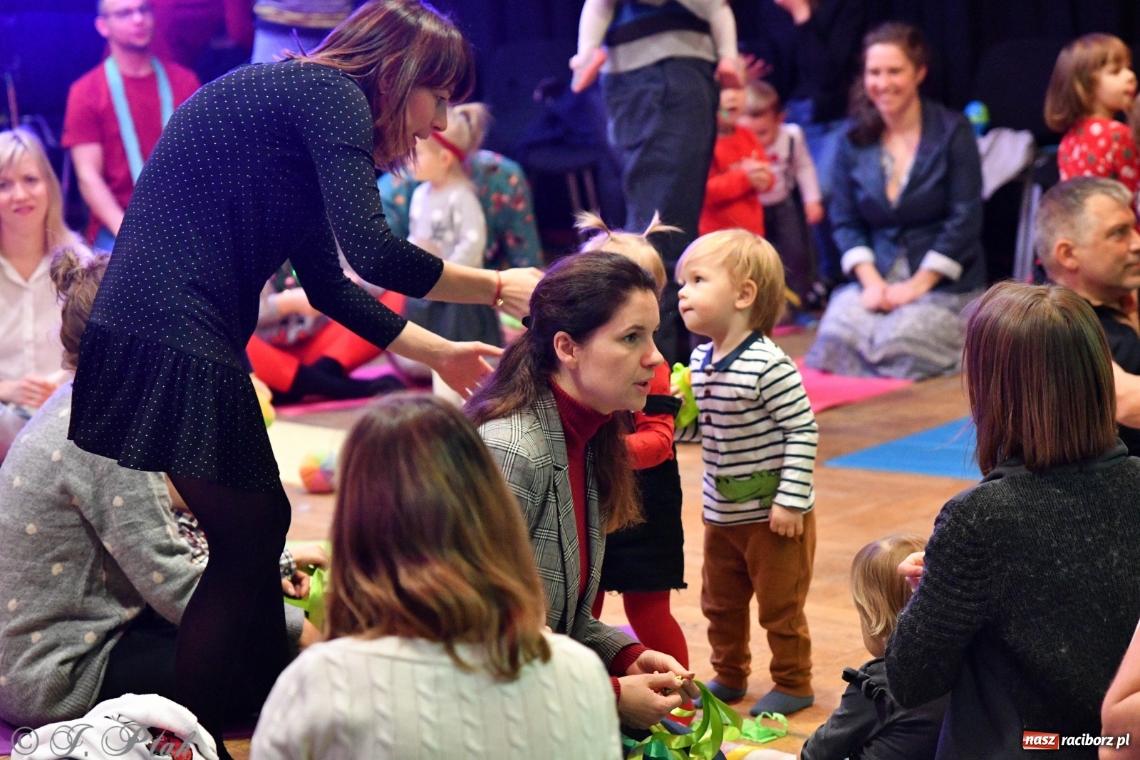 Zdjęcie w galerii na portalu naszraciborz.pl: Zabawy z bałwankiem Bembenkiem, czyli Maluchy w krainie dźwięku [FOTO] wiadomości z regionu