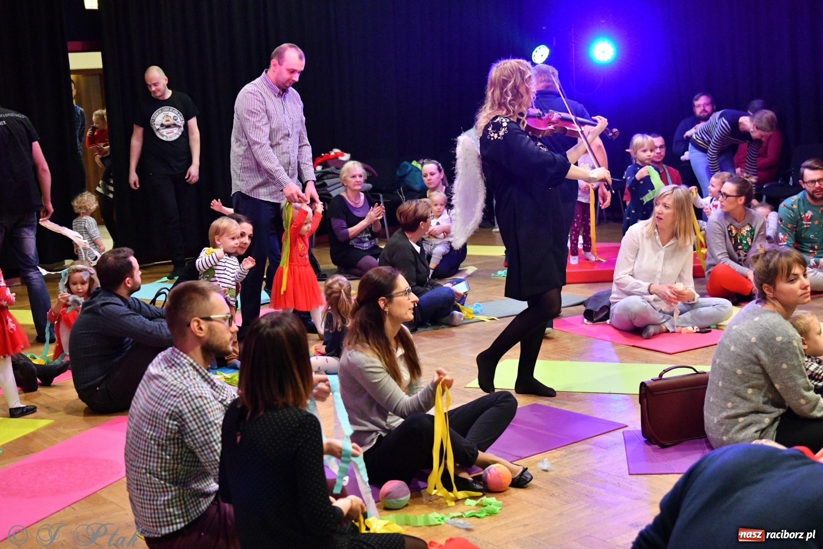 Zdjęcie w galerii na portalu naszraciborz.pl: Zabawy z bałwankiem Bembenkiem, czyli Maluchy w krainie dźwięku [FOTO] wiadomości z regionu