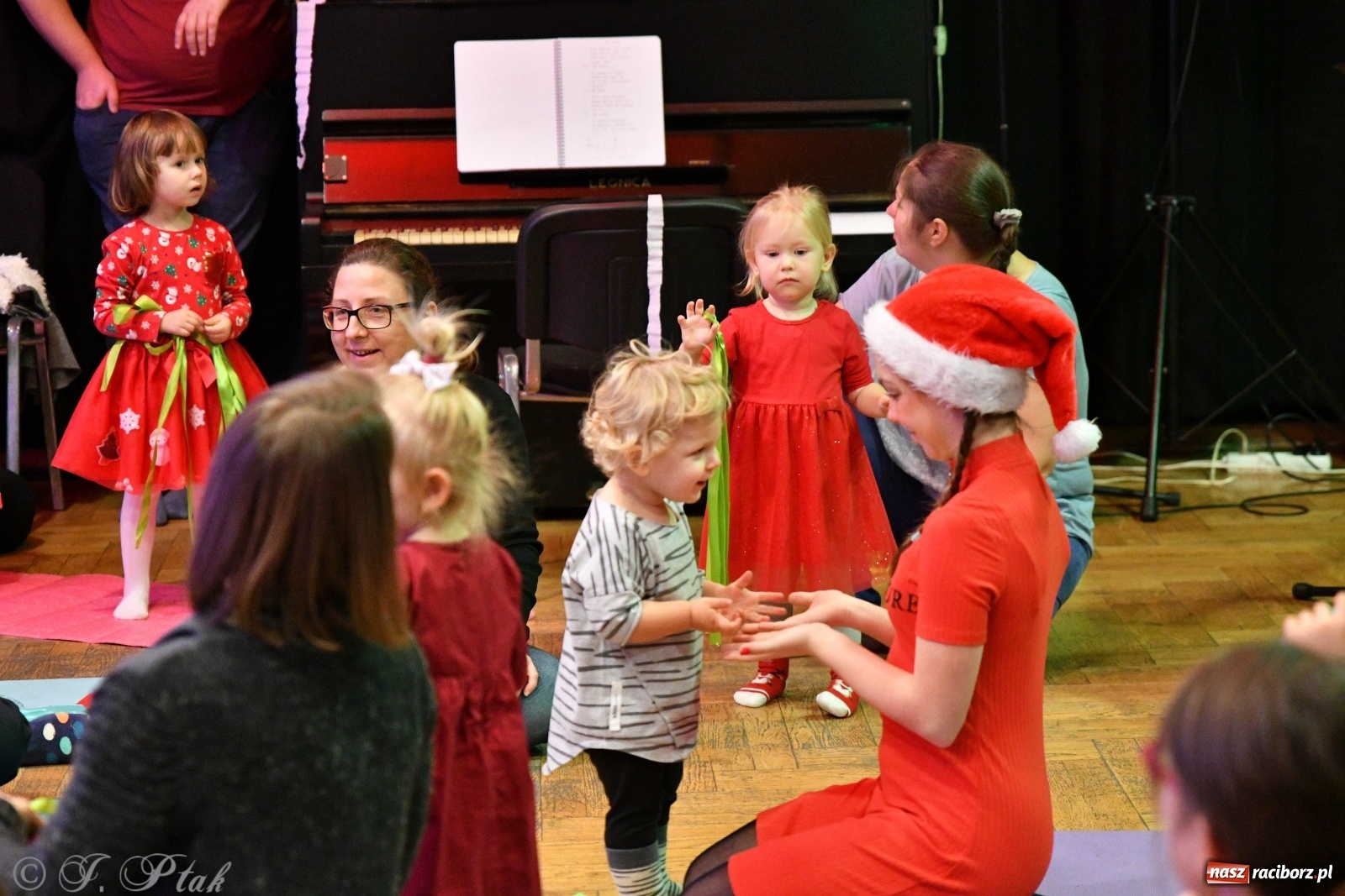 Zdjęcie w galerii na portalu naszraciborz.pl: Zabawy z bałwankiem Bembenkiem, czyli Maluchy w krainie dźwięku [FOTO] wiadomości z regionu