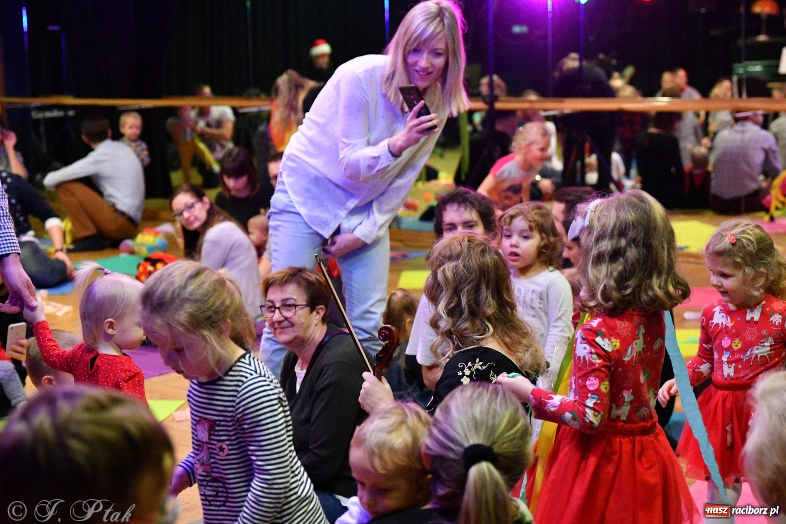 Zdjęcie w galerii na portalu naszraciborz.pl: Zabawy z bałwankiem Bembenkiem, czyli Maluchy w krainie dźwięku [FOTO] wiadomości z regionu