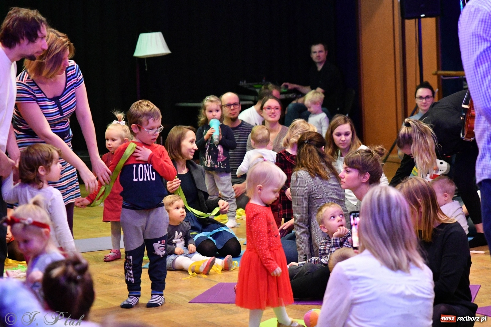 Zdjęcie w galerii na portalu naszraciborz.pl: Zabawy z bałwankiem Bembenkiem, czyli Maluchy w krainie dźwięku [FOTO] wiadomości z regionu