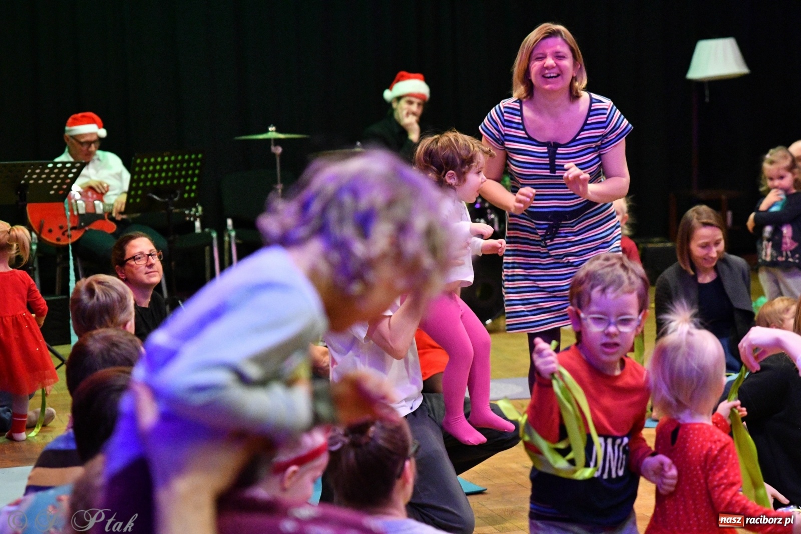 Zdjęcie w galerii na portalu naszraciborz.pl: Zabawy z bałwankiem Bembenkiem, czyli Maluchy w krainie dźwięku [FOTO] wiadomości z regionu