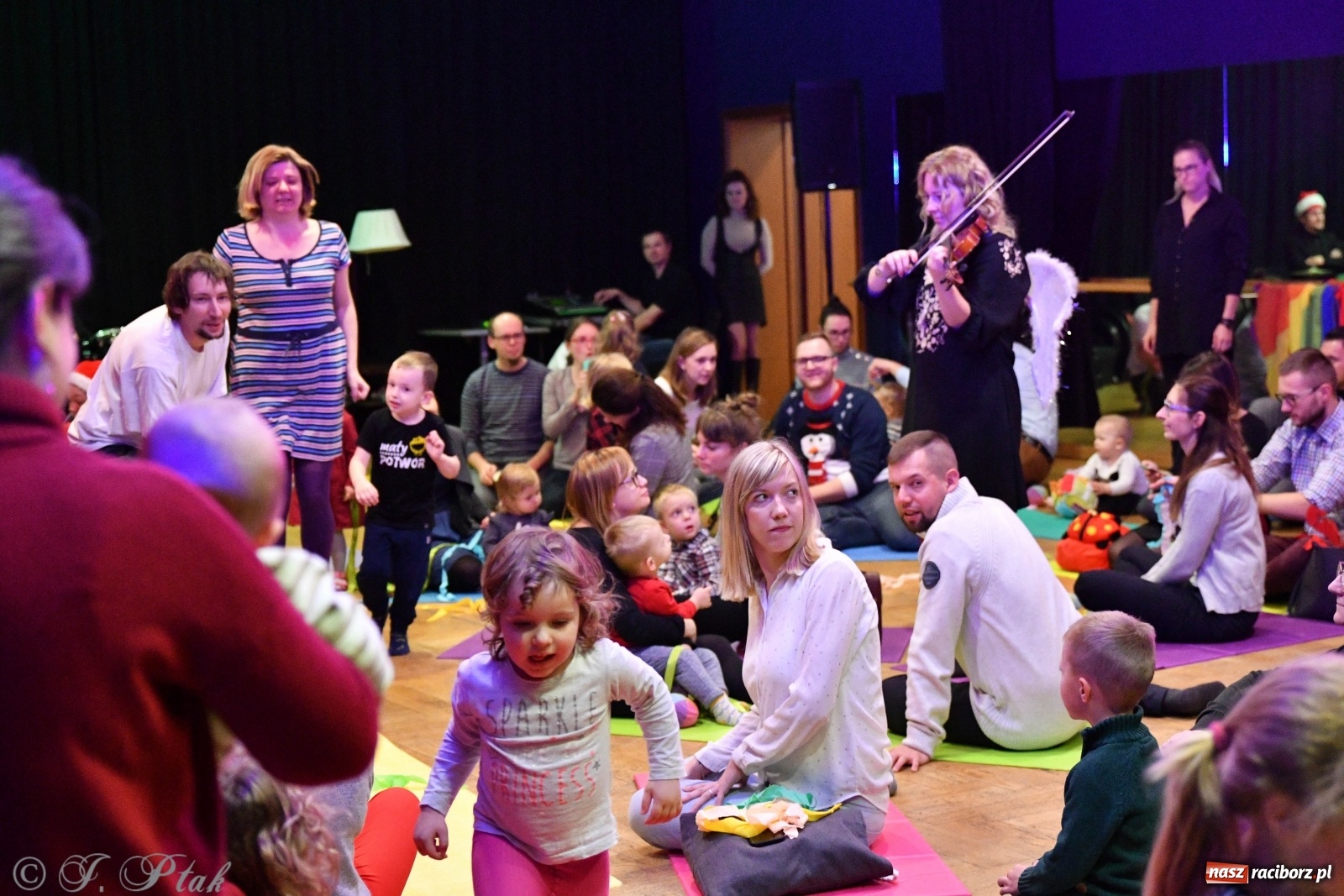 Zdjęcie w galerii na portalu naszraciborz.pl: Zabawy z bałwankiem Bembenkiem, czyli Maluchy w krainie dźwięku [FOTO] wiadomości z regionu