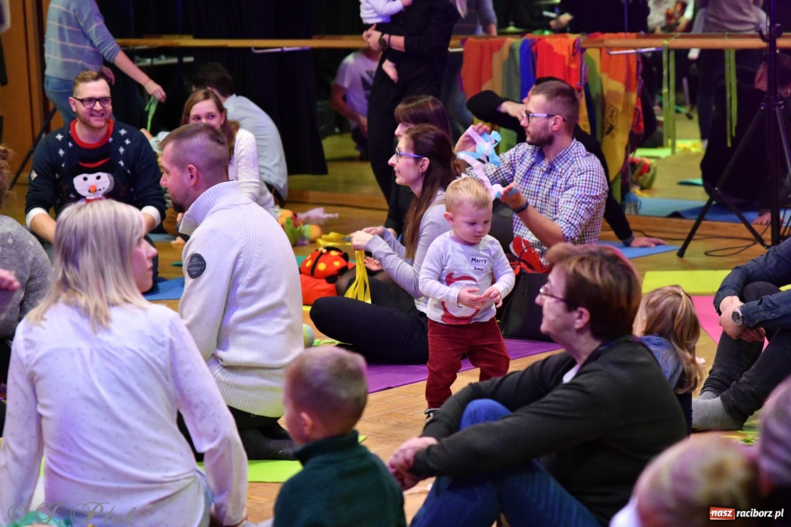 Zdjęcie w galerii na portalu naszraciborz.pl: Zabawy z bałwankiem Bembenkiem, czyli Maluchy w krainie dźwięku [FOTO] wiadomości z regionu