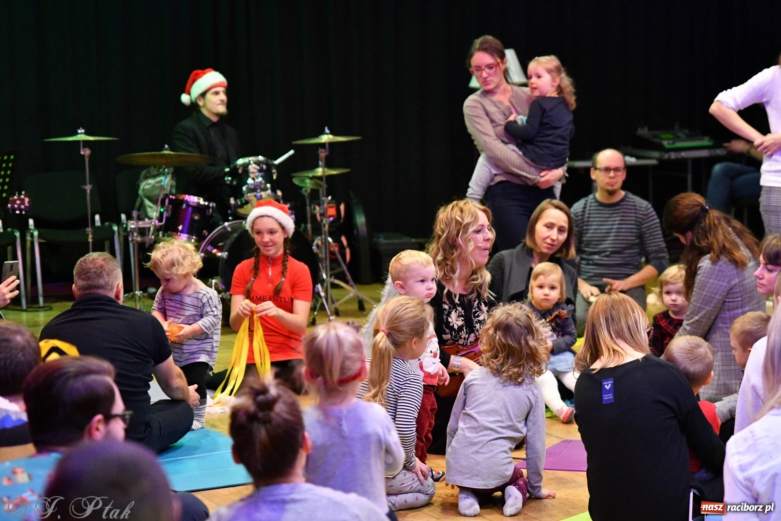 Zdjęcie w galerii na portalu naszraciborz.pl: Zabawy z bałwankiem Bembenkiem, czyli Maluchy w krainie dźwięku [FOTO] wiadomości z regionu