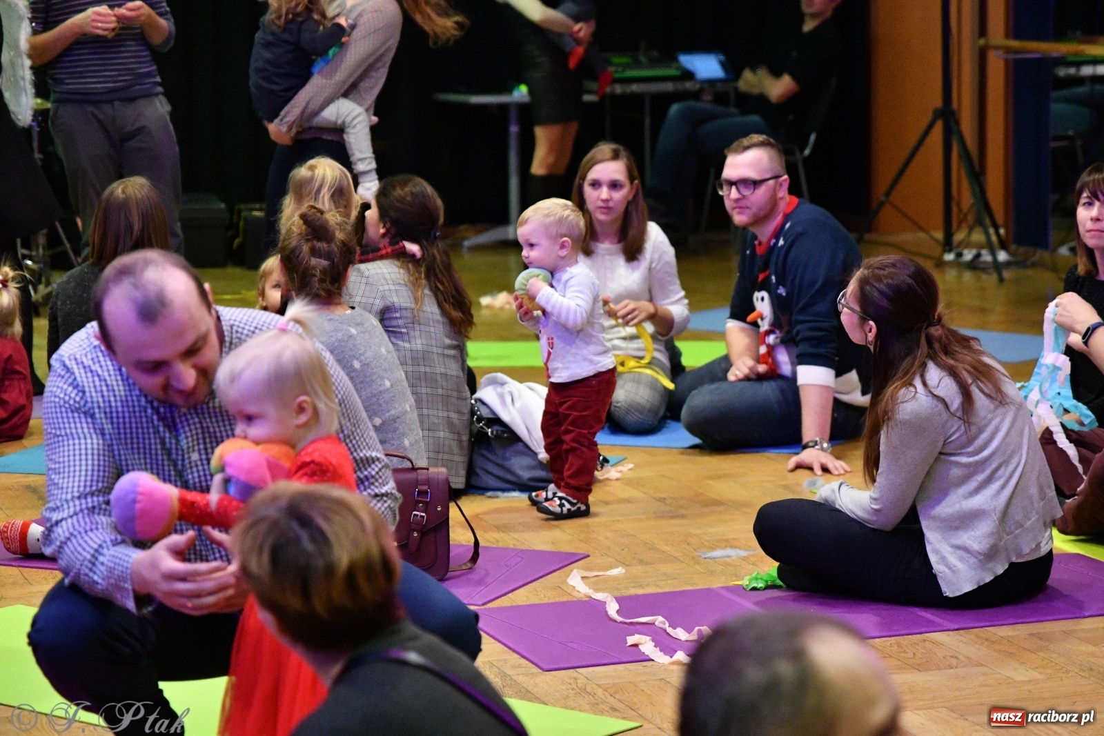 Zdjęcie w galerii na portalu naszraciborz.pl: Zabawy z bałwankiem Bembenkiem, czyli Maluchy w krainie dźwięku [FOTO] wiadomości z regionu