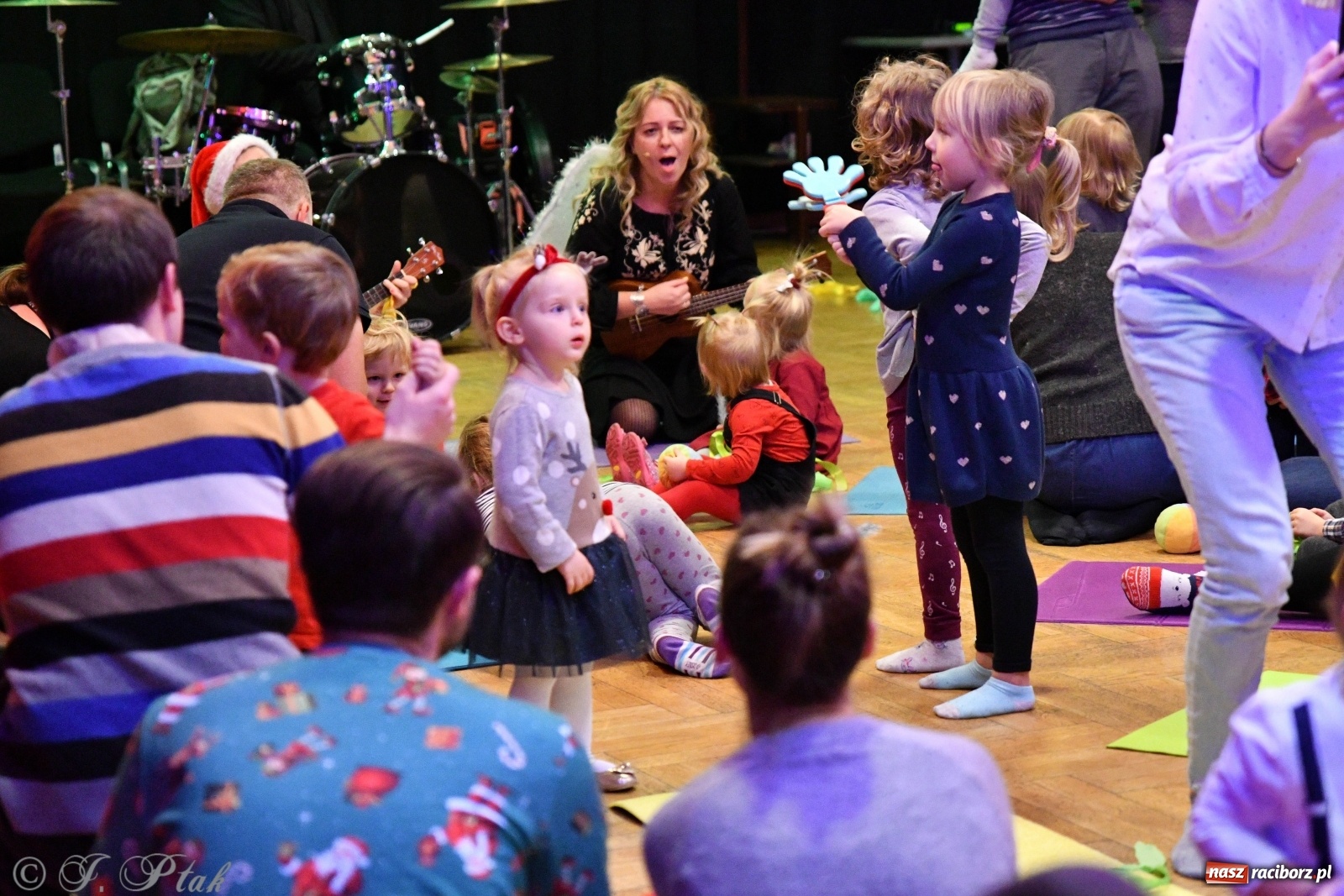 Zdjęcie w galerii na portalu naszraciborz.pl: Zabawy z bałwankiem Bembenkiem, czyli Maluchy w krainie dźwięku [FOTO] wiadomości z regionu