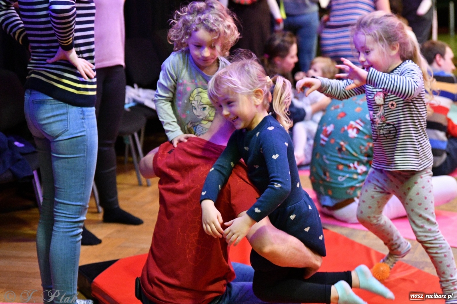 Zdjęcie w galerii na portalu naszraciborz.pl: Zabawy z bałwankiem Bembenkiem, czyli Maluchy w krainie dźwięku [FOTO] wiadomości z regionu