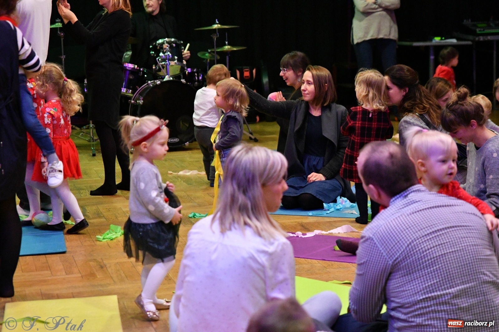 Zdjęcie w galerii na portalu naszraciborz.pl: Zabawy z bałwankiem Bembenkiem, czyli Maluchy w krainie dźwięku [FOTO] wiadomości z regionu