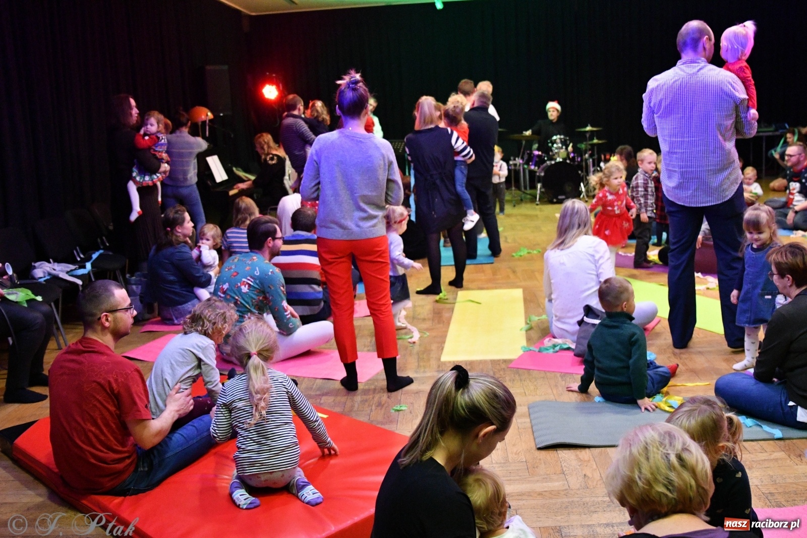 Zdjęcie w galerii na portalu naszraciborz.pl: Zabawy z bałwankiem Bembenkiem, czyli Maluchy w krainie dźwięku [FOTO] wiadomości z regionu