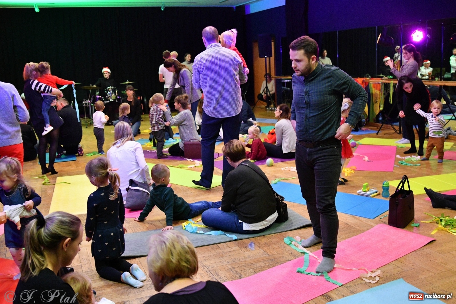 Zdjęcie w galerii na portalu naszraciborz.pl: Zabawy z bałwankiem Bembenkiem, czyli Maluchy w krainie dźwięku [FOTO] wiadomości z regionu
