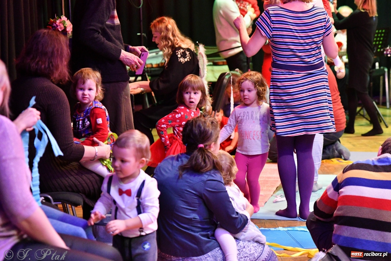 Zdjęcie w galerii na portalu naszraciborz.pl: Zabawy z bałwankiem Bembenkiem, czyli Maluchy w krainie dźwięku [FOTO] wiadomości z regionu