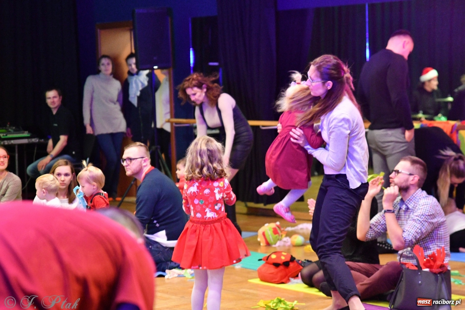 Zdjęcie w galerii na portalu naszraciborz.pl: Zabawy z bałwankiem Bembenkiem, czyli Maluchy w krainie dźwięku [FOTO] wiadomości z regionu