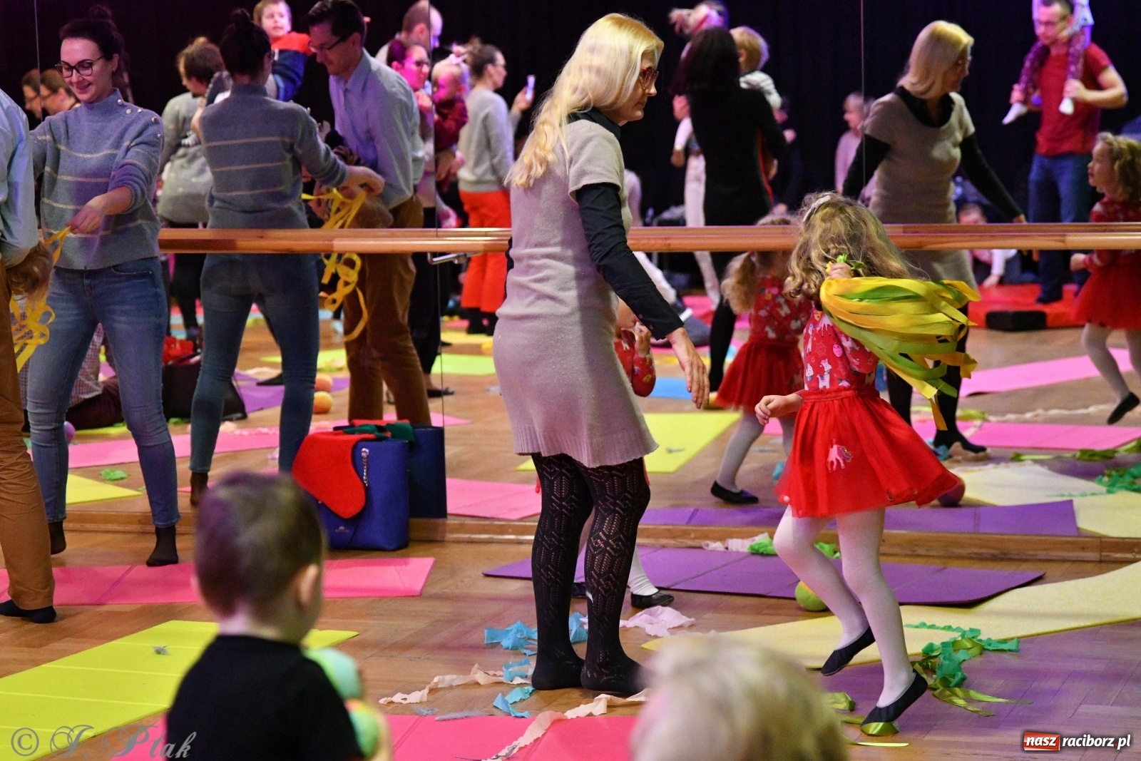 Zdjęcie w galerii na portalu naszraciborz.pl: Zabawy z bałwankiem Bembenkiem, czyli Maluchy w krainie dźwięku [FOTO] wiadomości z regionu