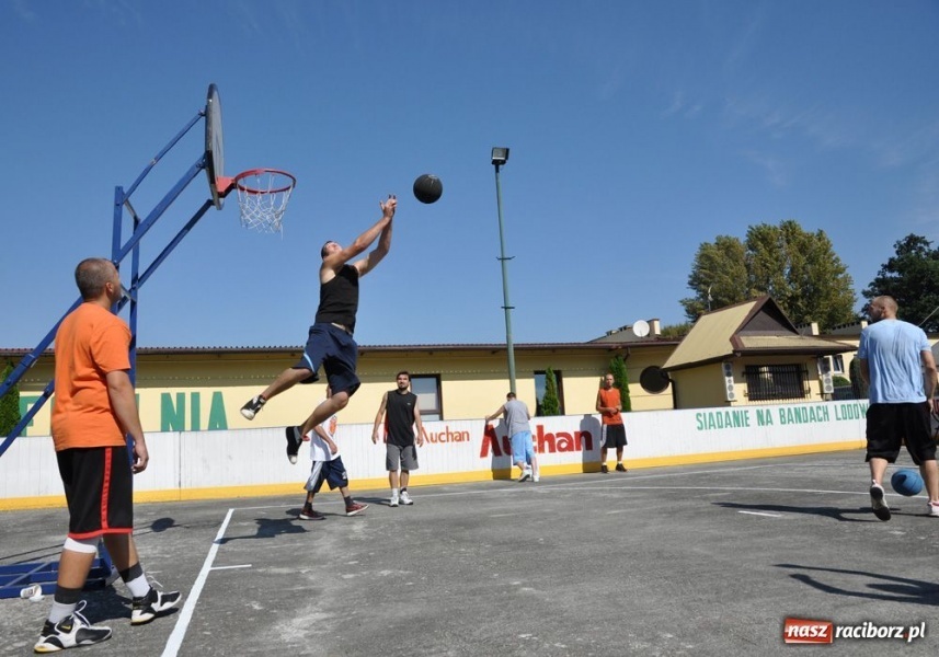 Zdjęcie w galerii na portalu naszraciborz.pl: 25 drużyn walczyło w turnieju streetballa wiadomości z regionu