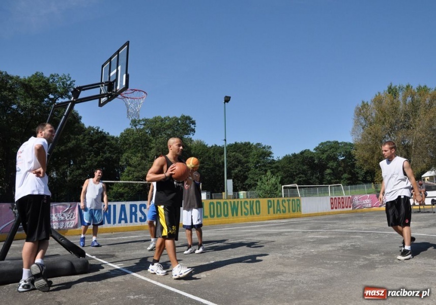 Zdjęcie w galerii na portalu naszraciborz.pl: 25 drużyn walczyło w turnieju streetballa wiadomości z regionu