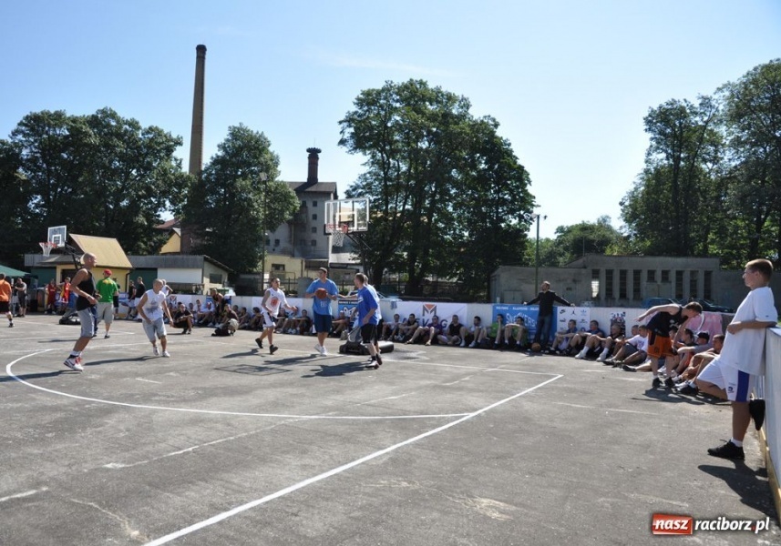 Zdjęcie w galerii na portalu naszraciborz.pl: 25 drużyn walczyło w turnieju streetballa wiadomości z regionu