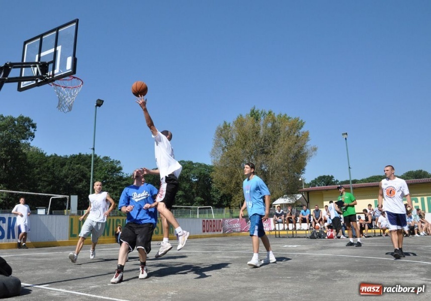 Zdjęcie w galerii na portalu naszraciborz.pl: 25 drużyn walczyło w turnieju streetballa wiadomości z regionu