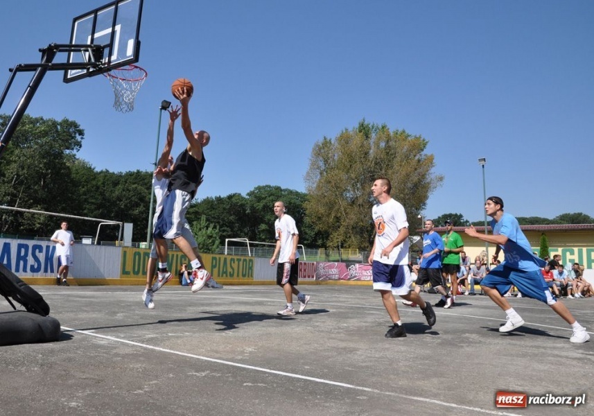 Zdjęcie w galerii na portalu naszraciborz.pl: 25 drużyn walczyło w turnieju streetballa wiadomości z regionu