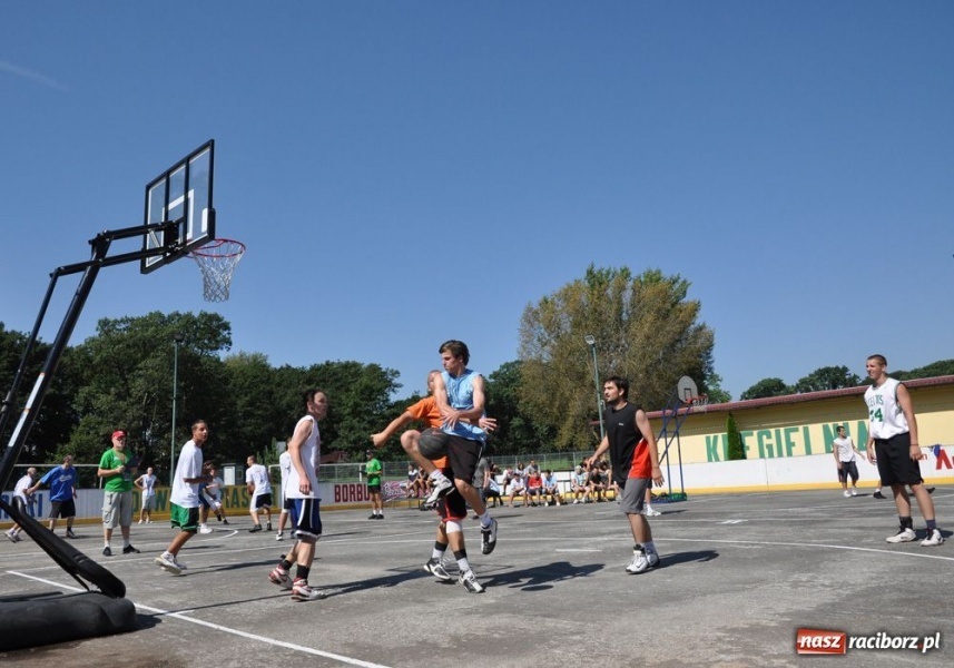 Zdjęcie w galerii na portalu naszraciborz.pl: 25 drużyn walczyło w turnieju streetballa wiadomości z regionu