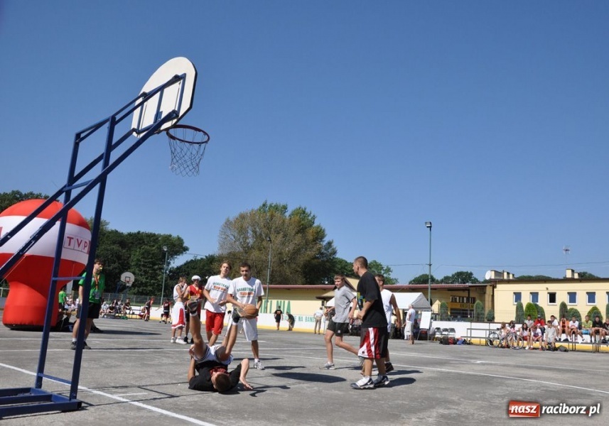 Zdjęcie w galerii na portalu naszraciborz.pl: 25 drużyn walczyło w turnieju streetballa wiadomości z regionu